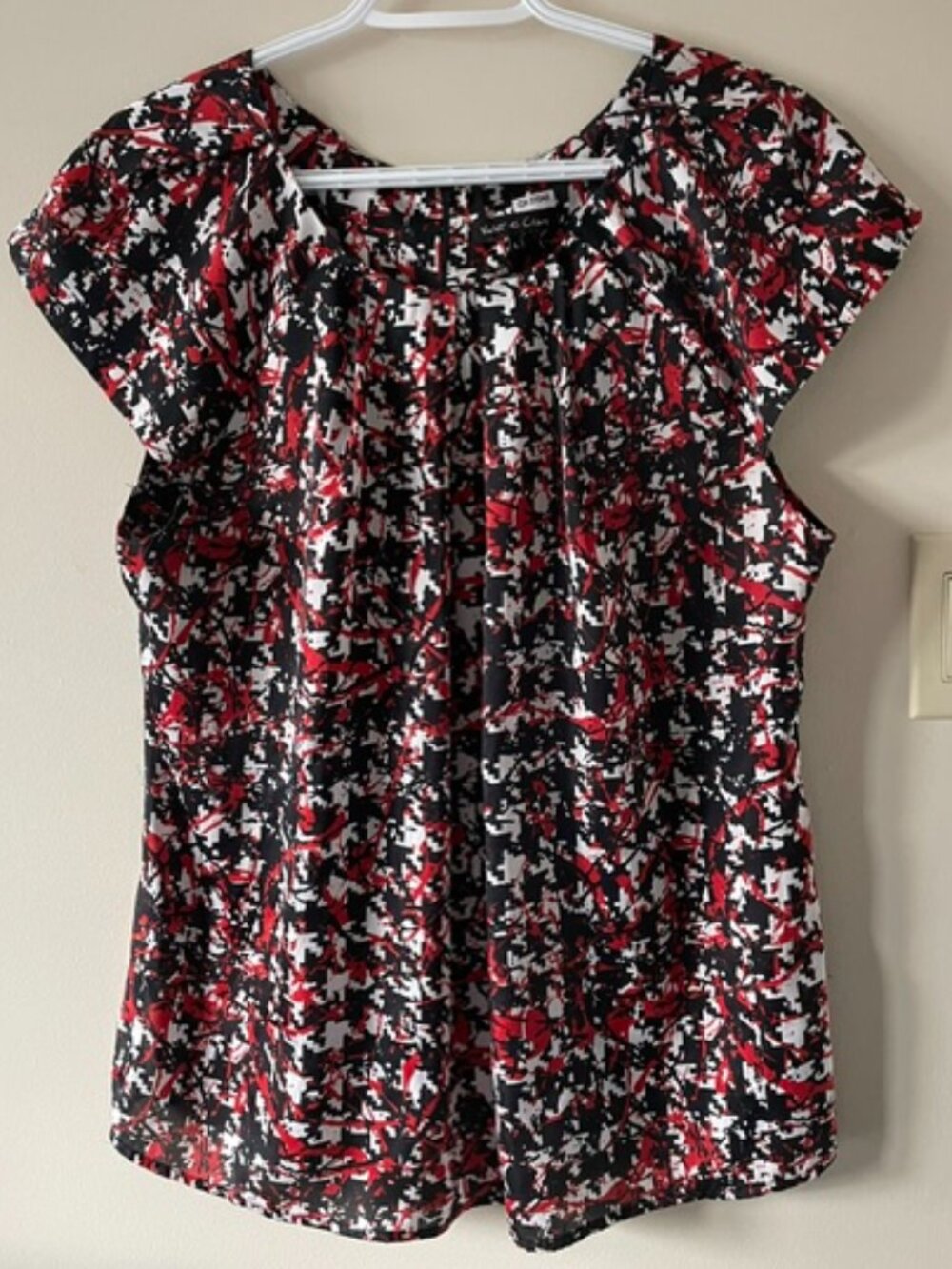 VIOLET & CLAIRE Red/Black/White Graphic Design, Sz L Cap Slvs